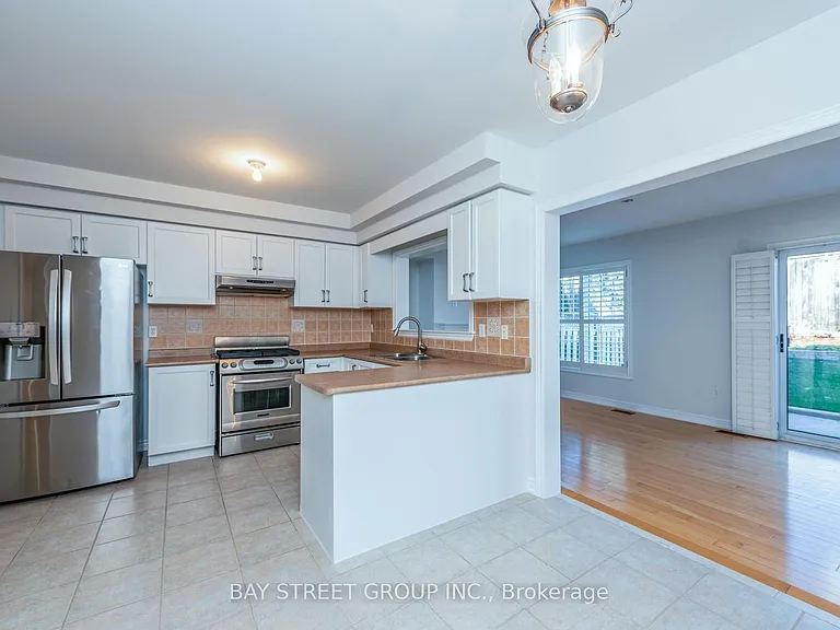 130 Royal Appian Cres — Photo 3