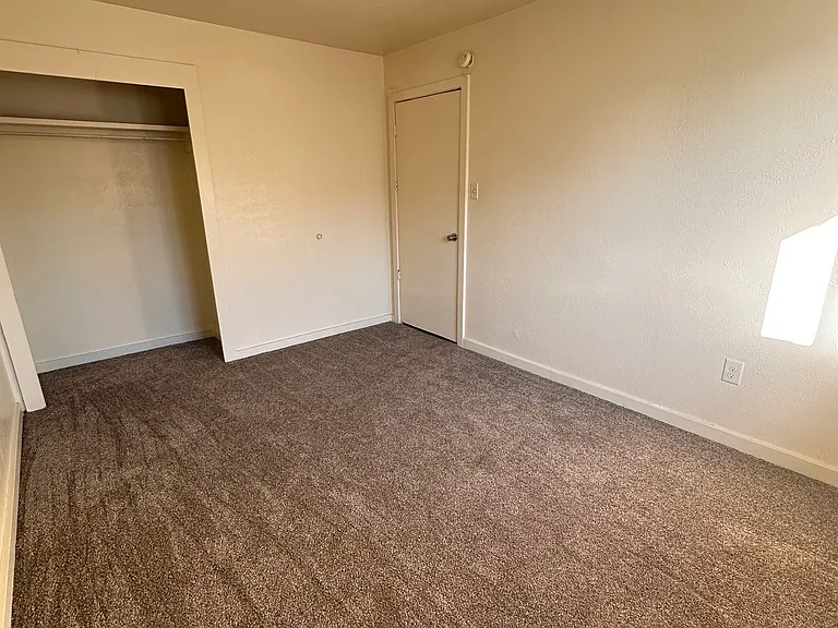 501 W Ross Ave — Photo 13