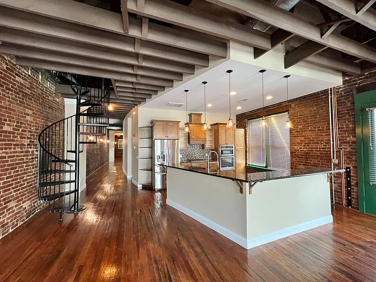 301 Market St SE — Photo 1