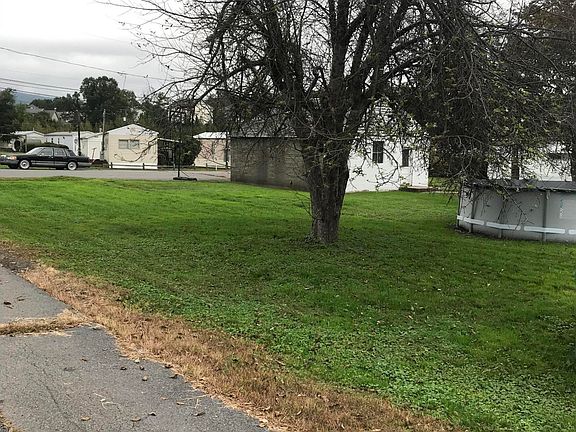 3rd image of 205 Drakes Ln