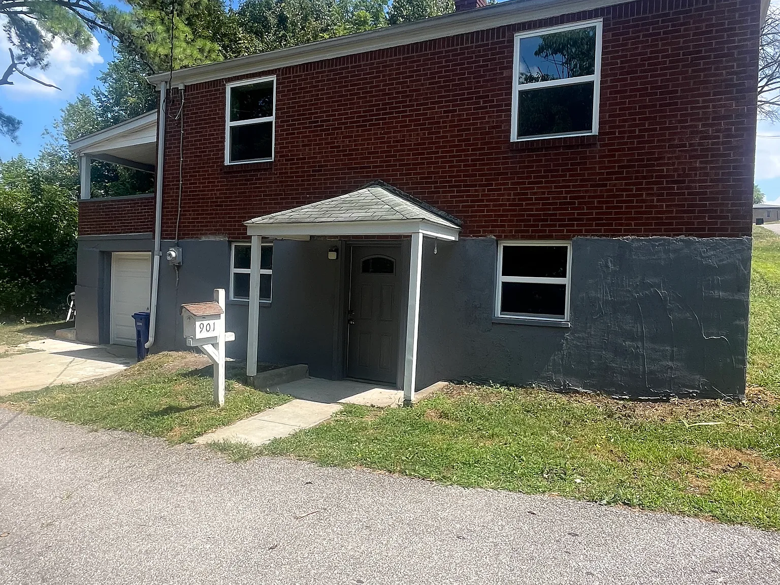 3 bed, 928 sqft, $2,100 — Photo 1
