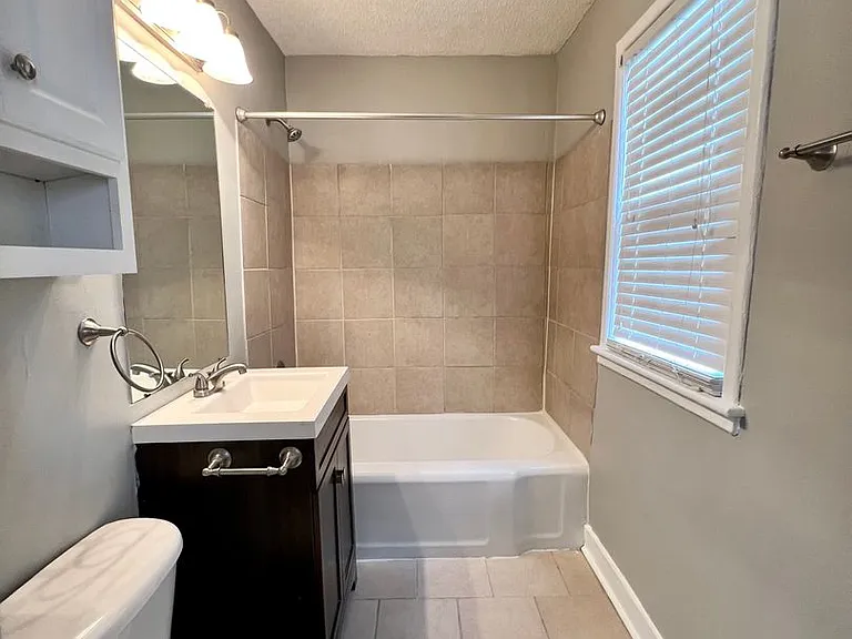 2068 Jefferson Ave — Photo 10