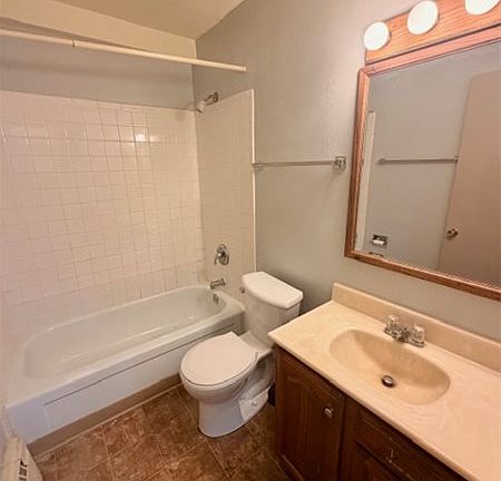 5th image of 4884 Flintridge Ct #2