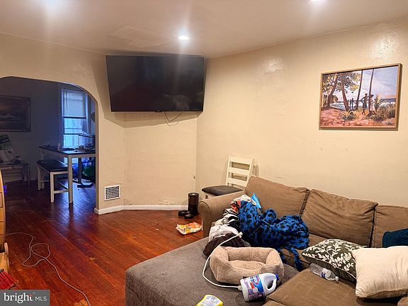 3rd image of 264 W Sheldon St