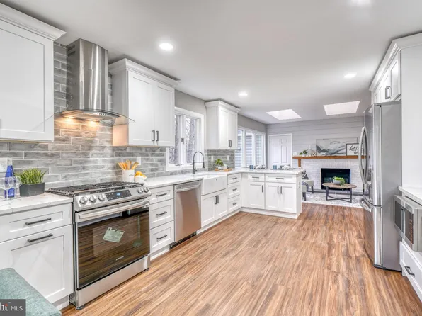 18 Greentree Dr, Phoenix, MD 21131