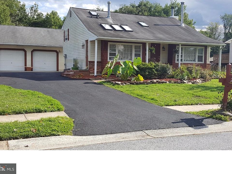 1st image of 221 Oakfield Dr