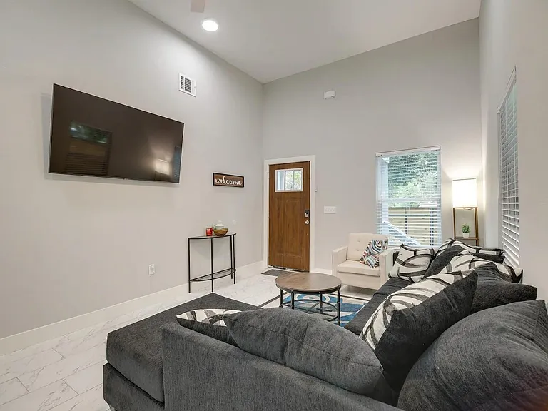 3523 Bain St — Photo 4