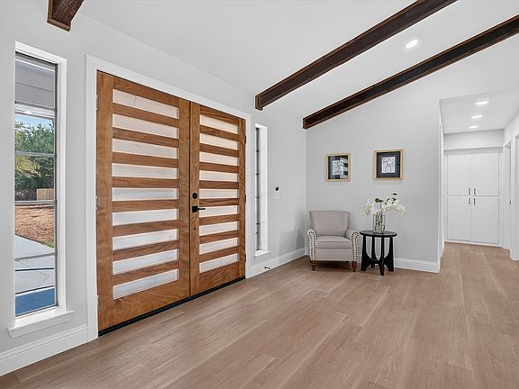 4th image of 111 Woodcrest St