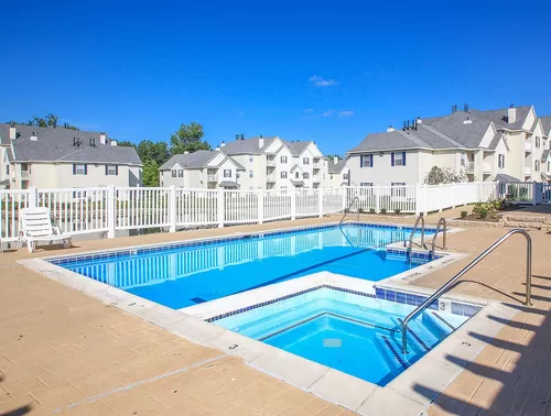 Outdoor Pool and Whirlpool Spa - Quail Hollow at the Lakes
