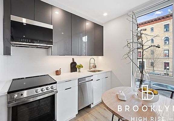 3rd image of 2324 Clarendon Rd #3C