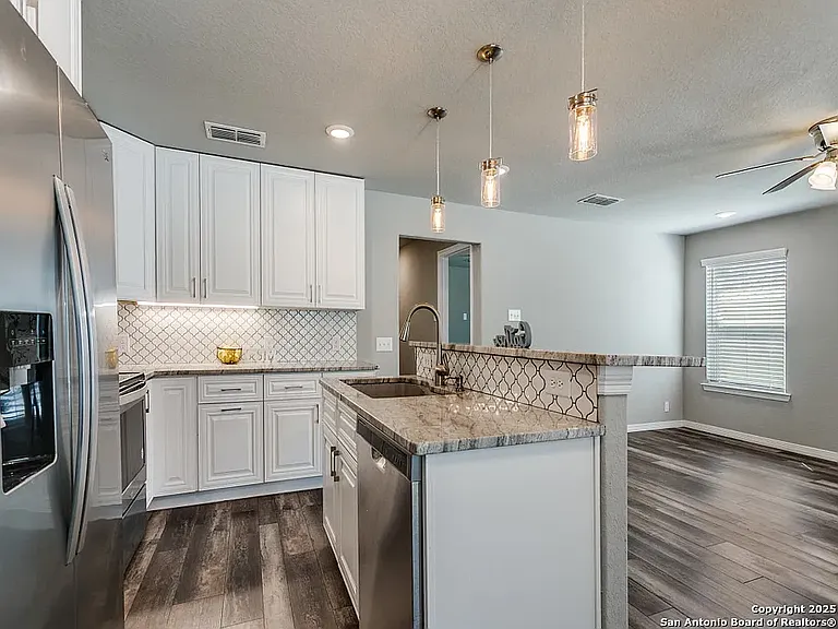 458 Seele St — Photo 10