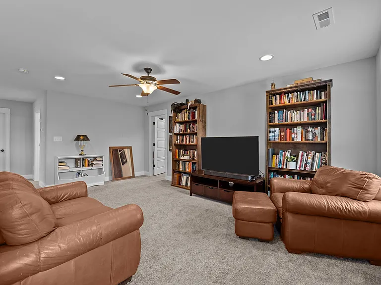 130 Amelia Dr — Photo 43