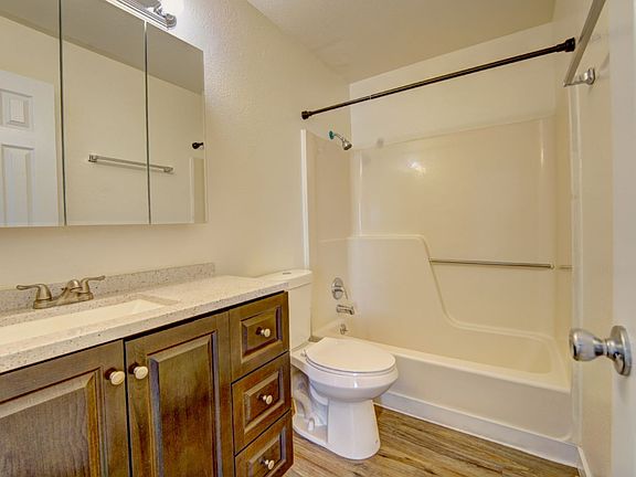 4th image of 1535 Poplar Dr Building 2