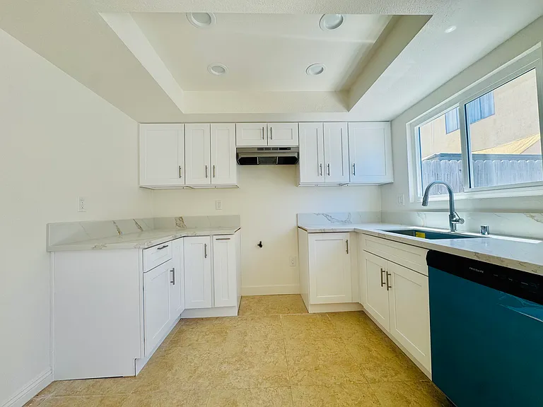 215 Venice Ave #3 — Photo 1