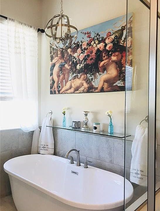 Stunning master bathtub 