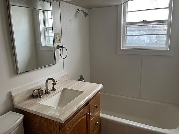 5th image of 415 1/2 Alderson Ave #2