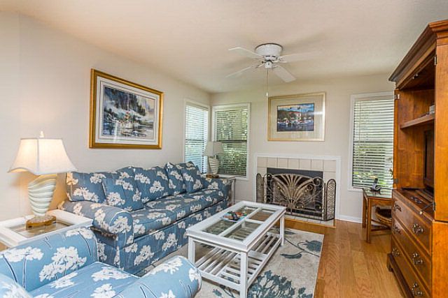 1st image of 411 Harbour Oaks Dr