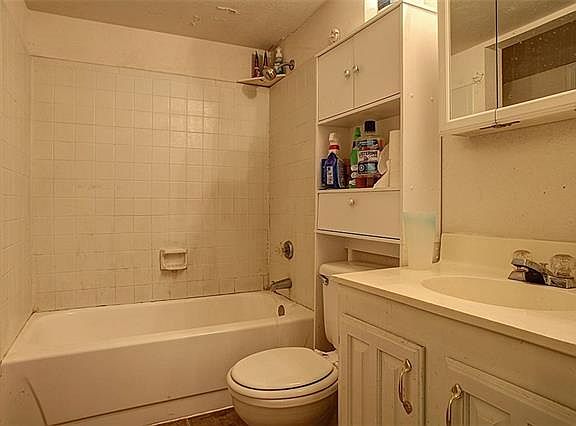 3rd image of 1610 Collin Dr