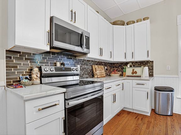 4th image of 24442 Adelaide St