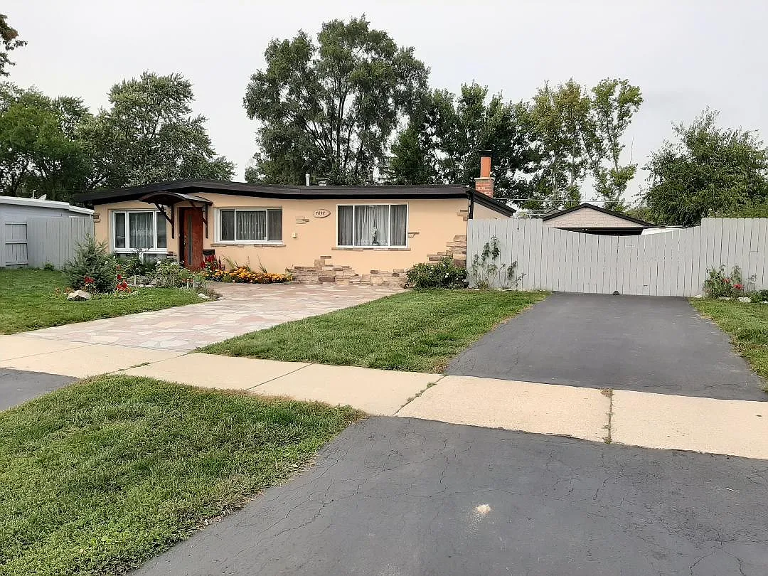 7838 W 98th Pl photo 1
