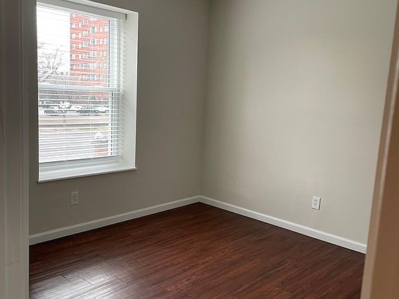 3rd image of 305-5322 Savoy Ct
