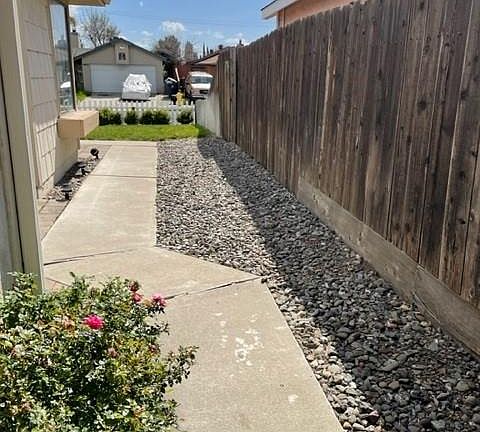 3rd image of 445 Hawthorne Dr