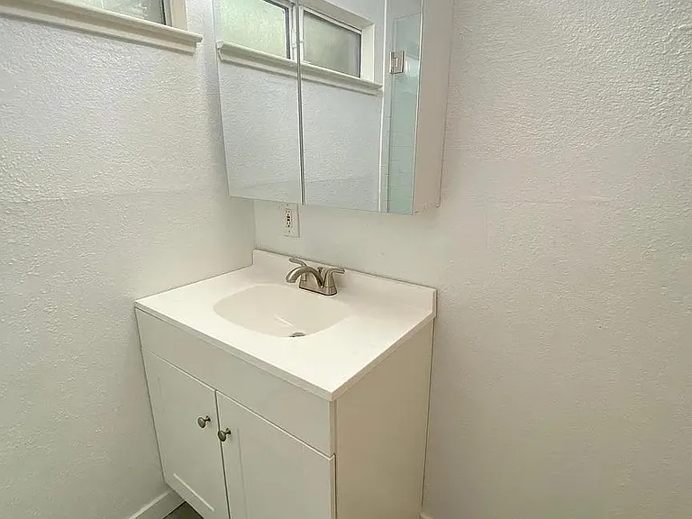 638 N Bayview Ave — Photo 9