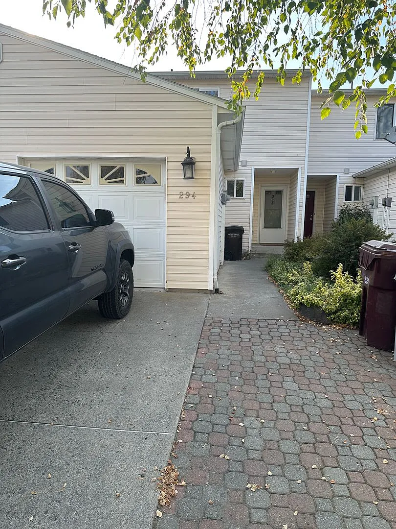 Beautiful 2 bedroom 2 bath well maintained with plenty of natural light townhouse! — Photo 2