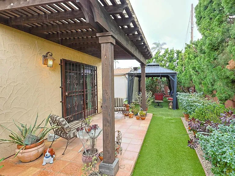 1027 Encino Row — Photo 51