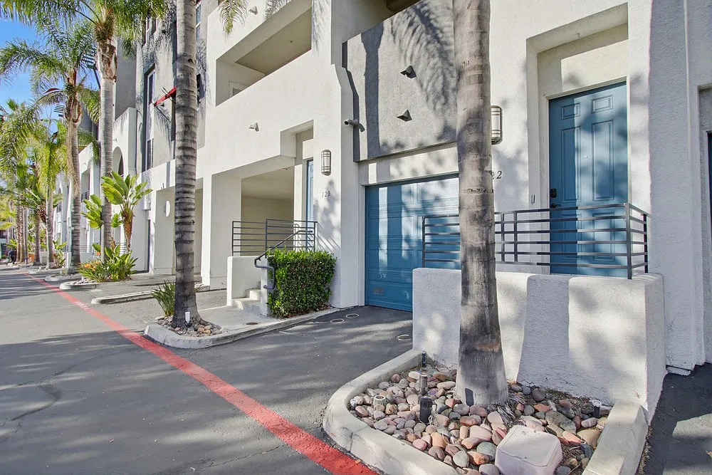 2 bed, 1110 sqft, $3,400 — Photo 2