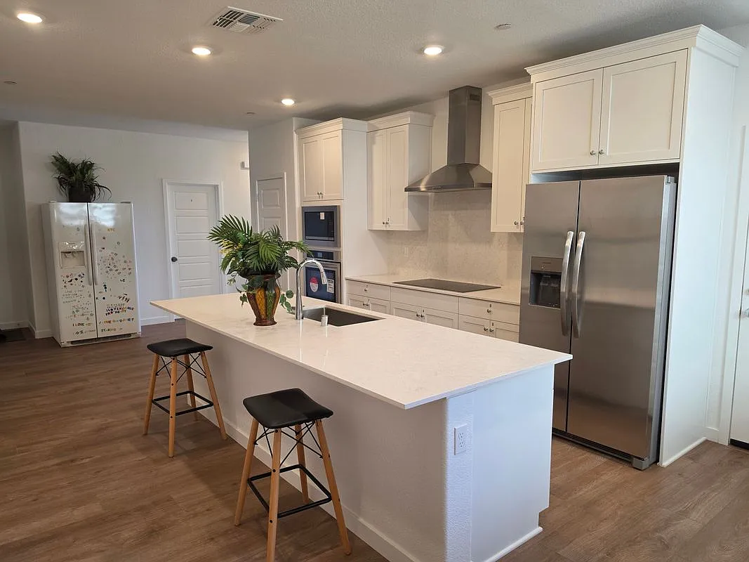 7 bed, 5.0 bath, 3000 sqft, $850 — Photo 2