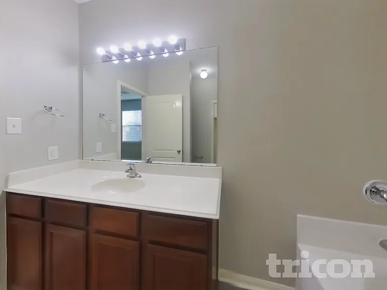 1502 Tulip Ln — Photo 8