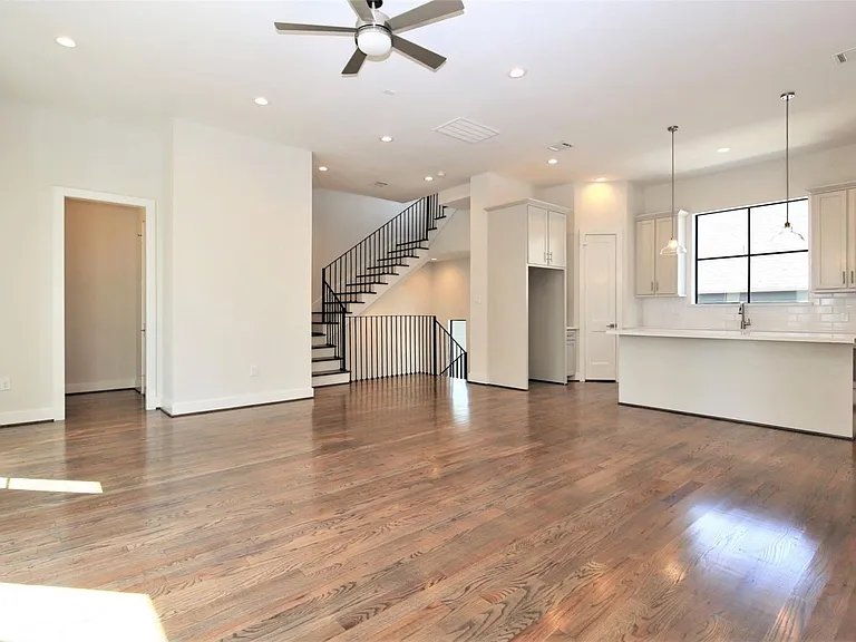 816 W 22nd St — Photo 4