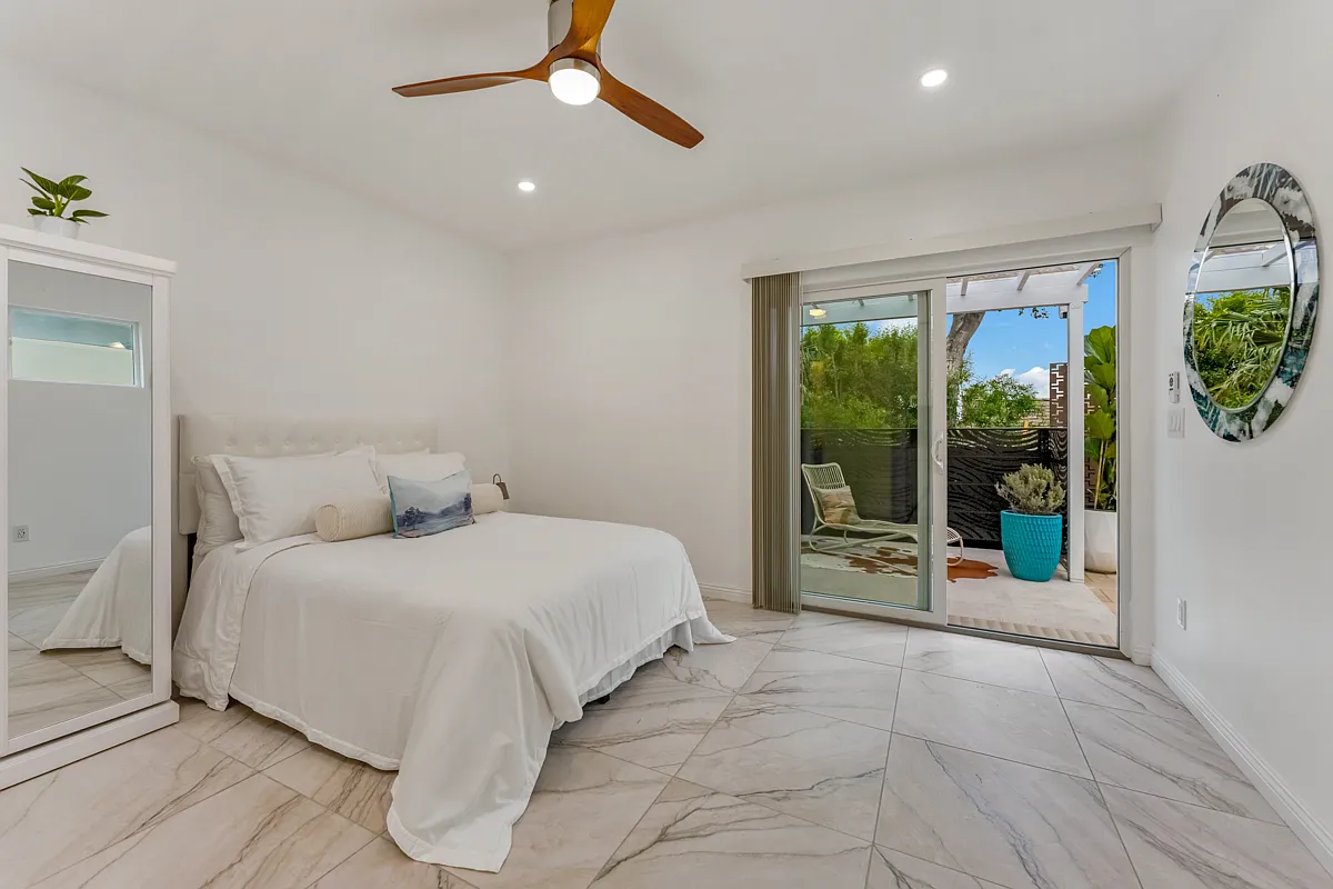 Studio, 200 sqft, $2,895 — Photo 3