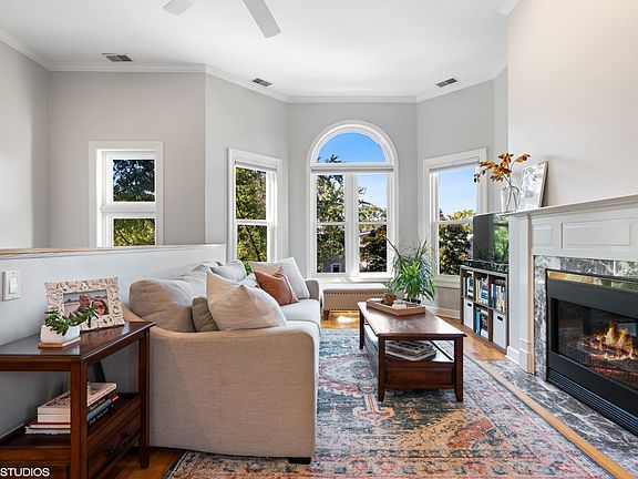 3rd image of 3051 N Clifton Ave #3