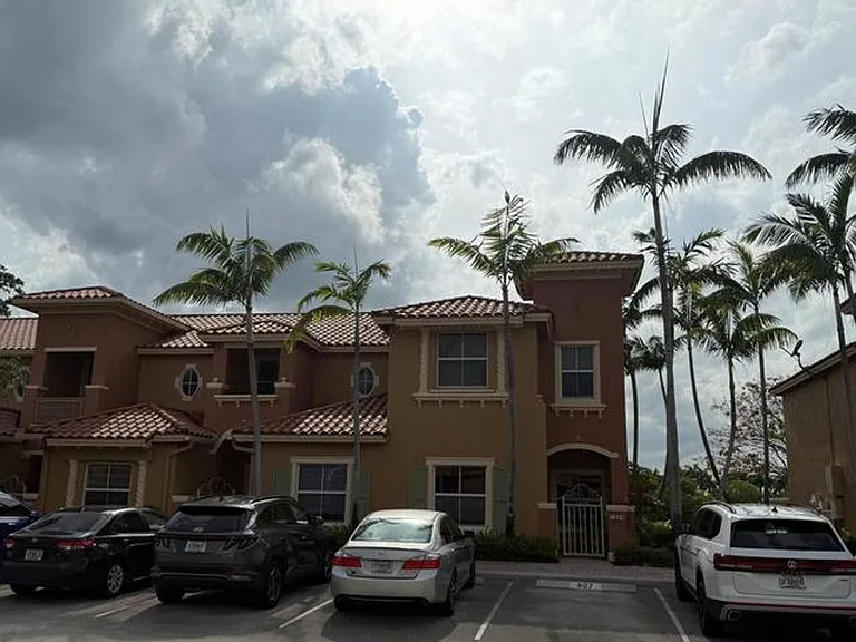 1064 SW 144th Ave #807 — Photo 4