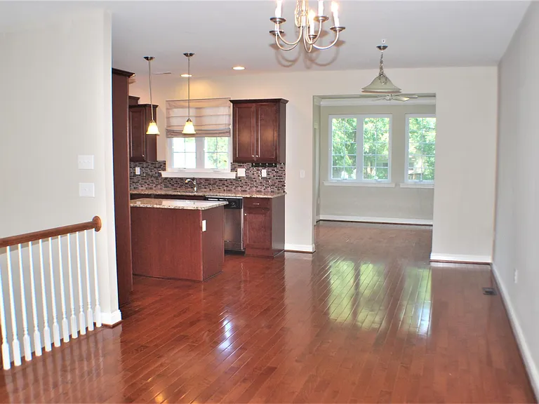 209 Moore Ct — Photo 7