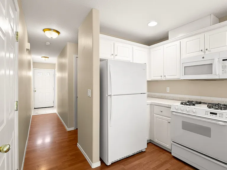 3977 SW 180th Ter — Photo 3