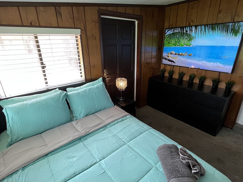 Private Entry, Queen bed, mini fridge, desk & chair, 65in Roku Smart TV, dresser, night stand & lamp