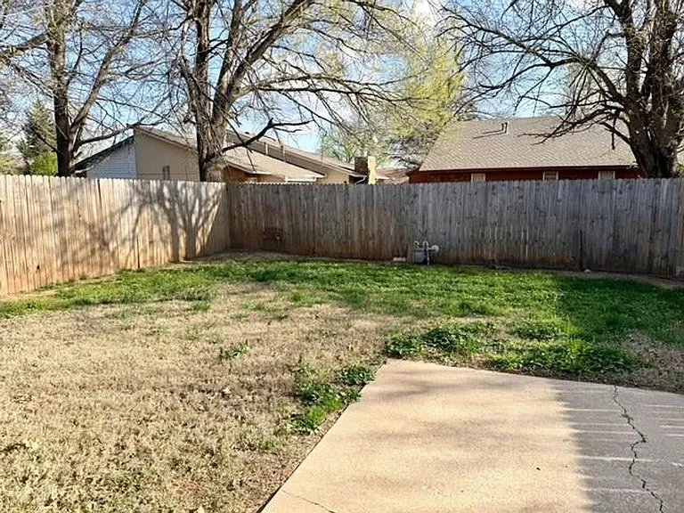 1800 Hillcrest Dr — Photo 22