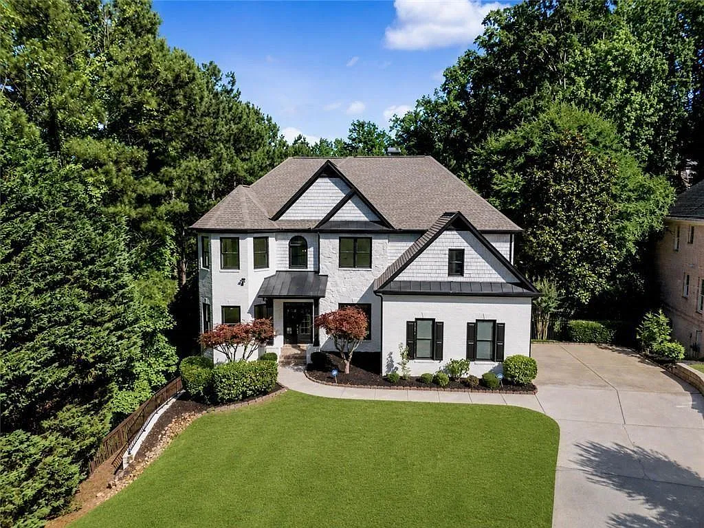 7 bed, 5.0 bath, 5514 sqft, $6,500 — Photo 1