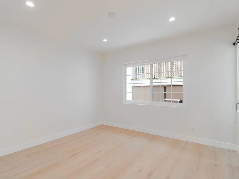 323 N Louise St #F — Photo 10