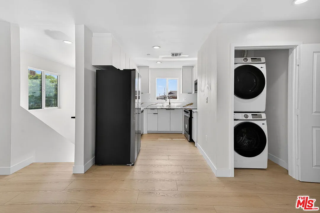 5 bed, 1600 sqft, $3,575 — Photo 4