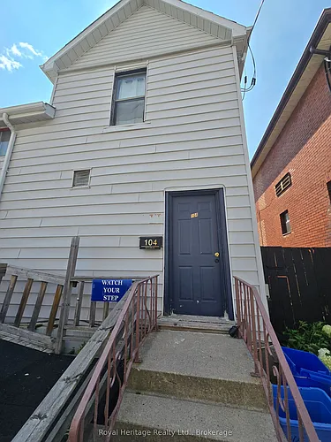 104 Centre St N Photo 1