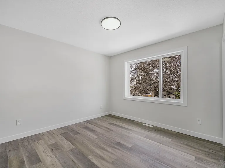 12021 95a St NW — Photo 32