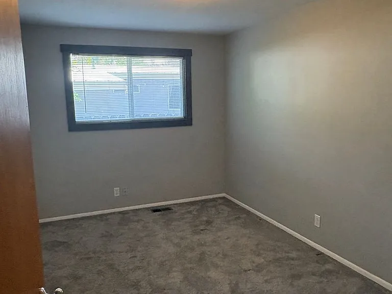 2109 S Illinois Ave — Photo 10