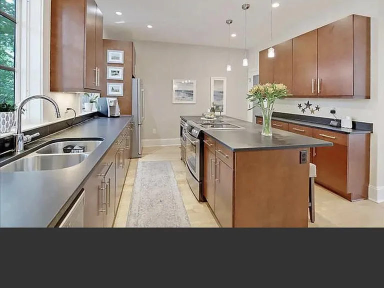 8 Brewster Ct — Photo 4