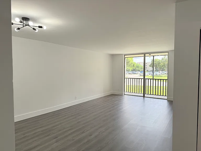 Somerset Grove Apartments — Photo 9
