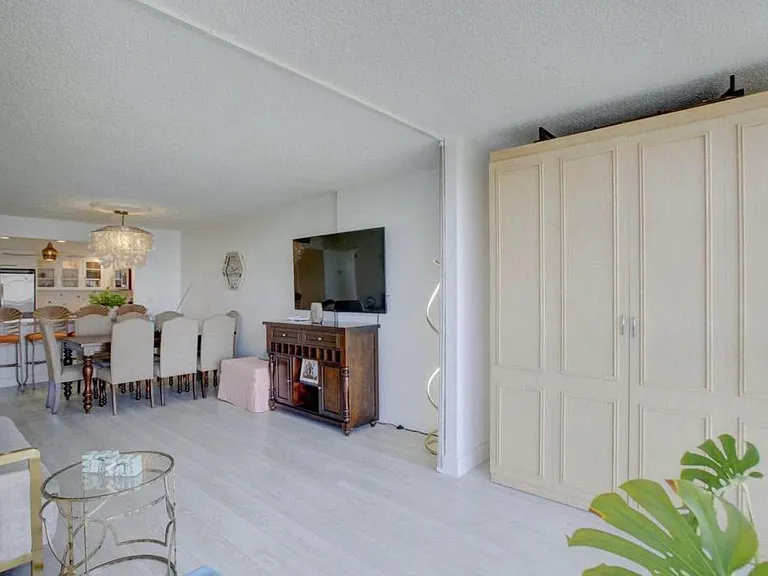Leslie Dr — Photo 17