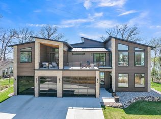 2411 Lakeshore Dr, Milford, IA 51351